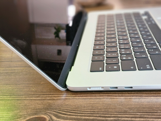 '맥북에어 15' 제품. 김나인 기자